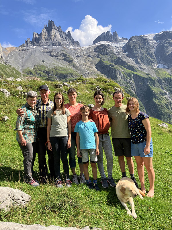 Familie Zurfluh vor Bergpanorama auf der Alp Hobiel
